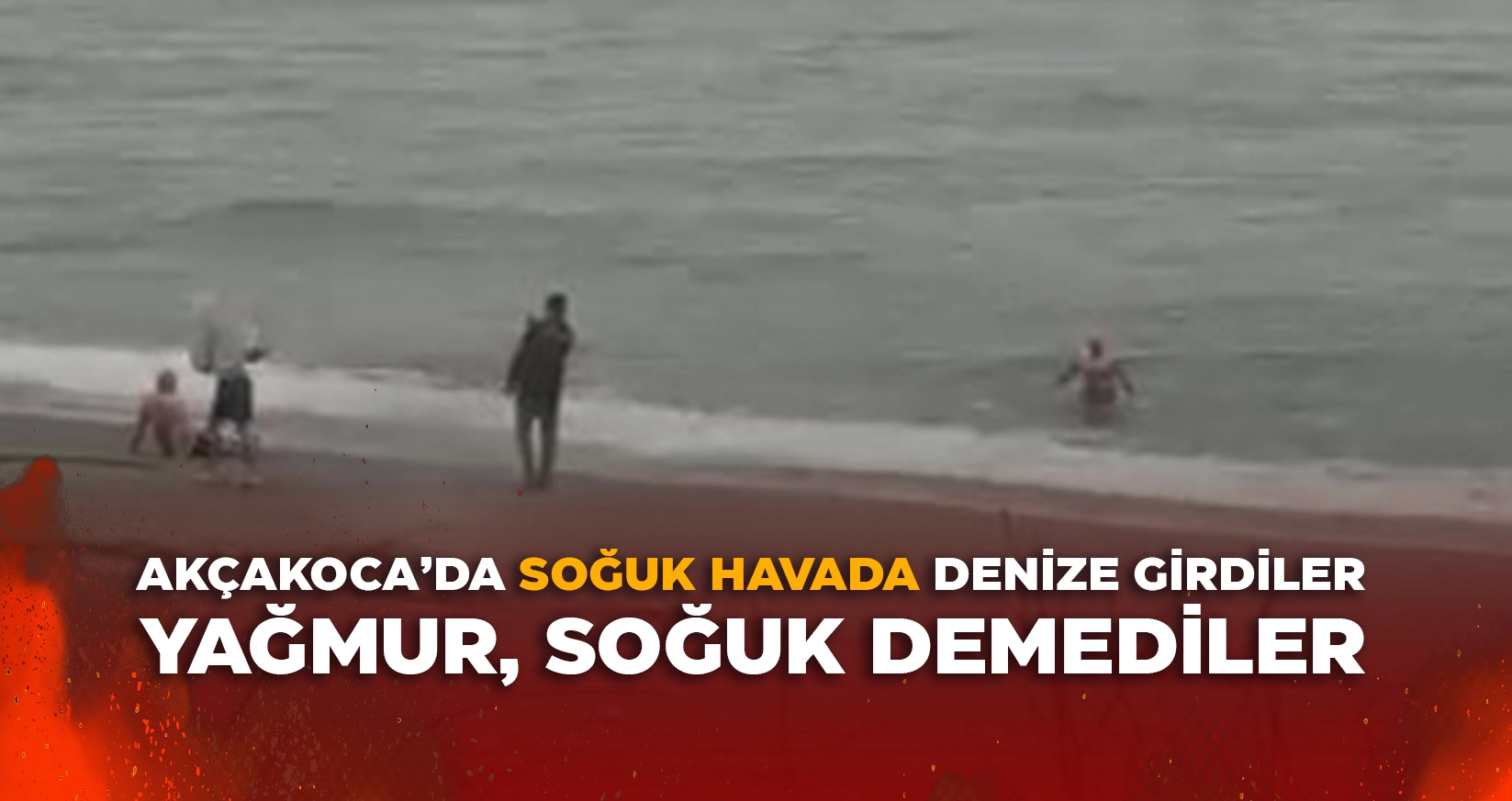 AK&Ccedil;AKOCA'DA SOĞUK HAVADA DENİZE GİRDİLER