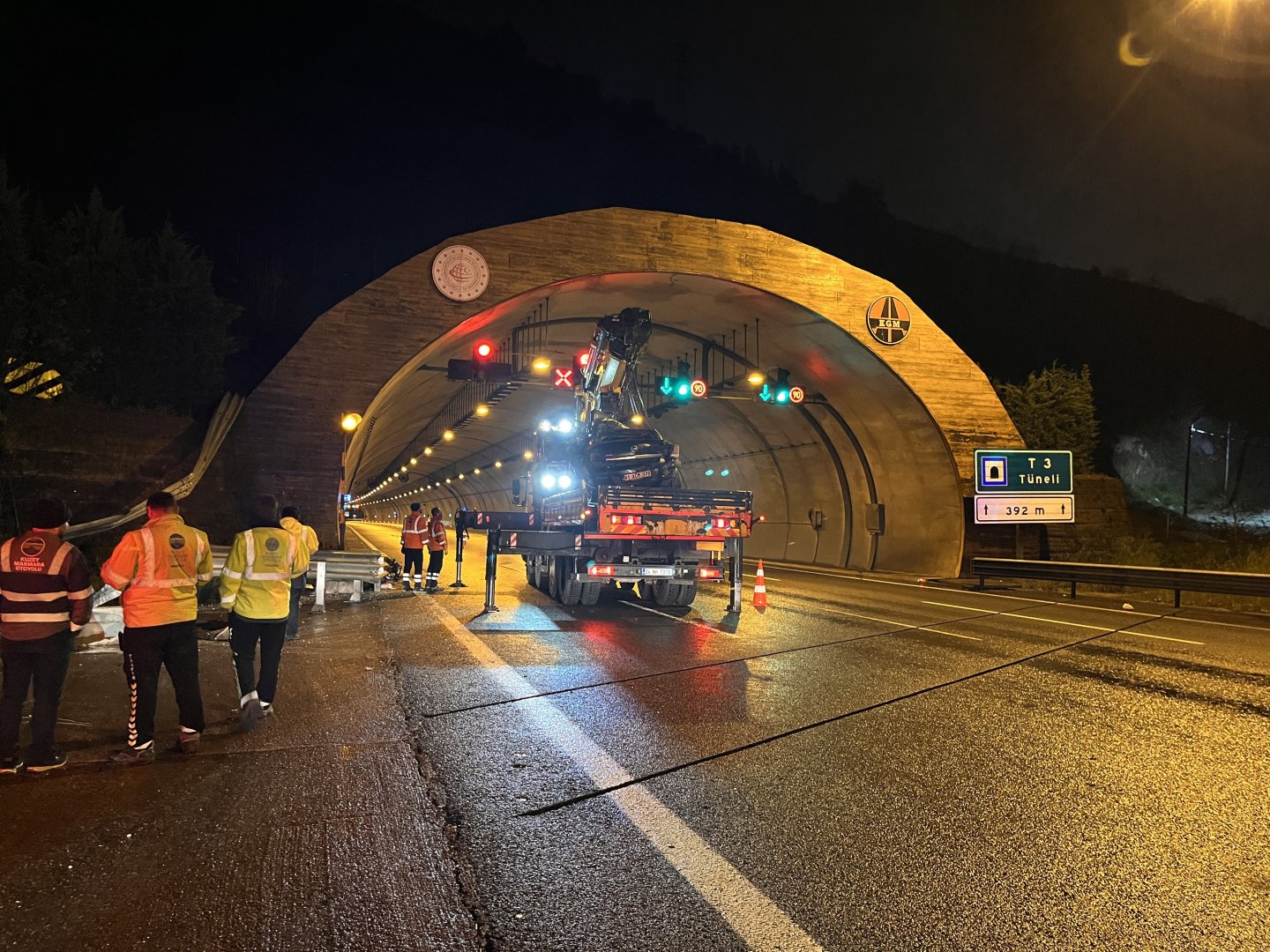 FECİ KAZA: TÜNEL DUVARINA ÇARPTI, SÜRÜCÜ KURTARILAMADI