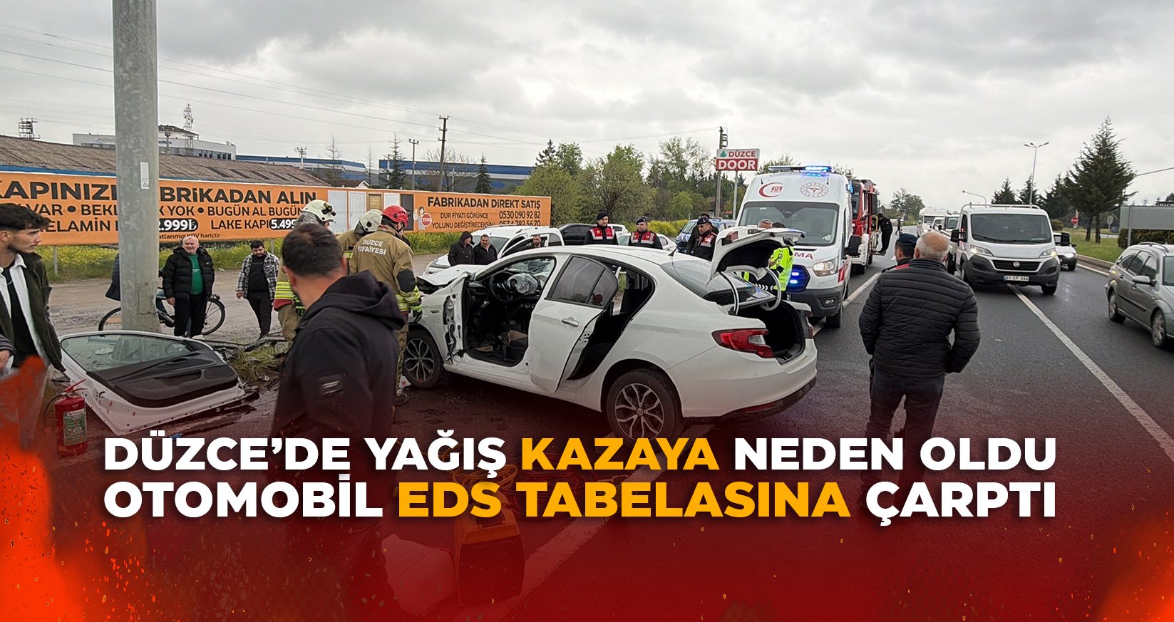 DÜZCE’DE YAĞIŞ KAZAYA NEDEN OLDU: OTOMOBİL EDS TABELASINA ÇARPTI