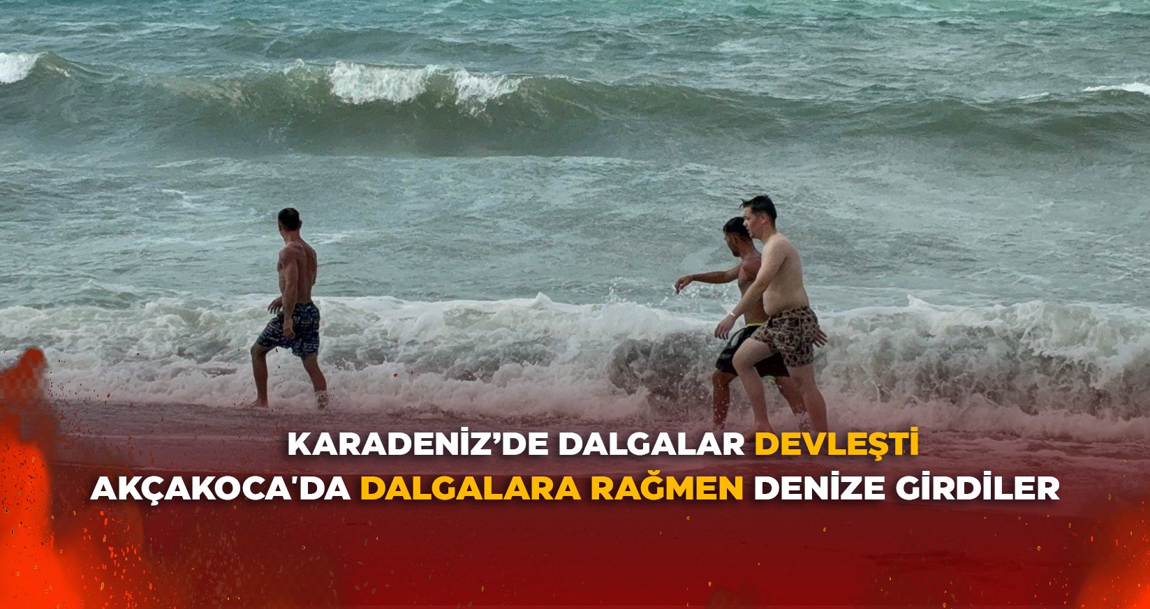 AKÇAKOCA'DA DALGALARA RAĞMEN DENİZE GİRDİLER