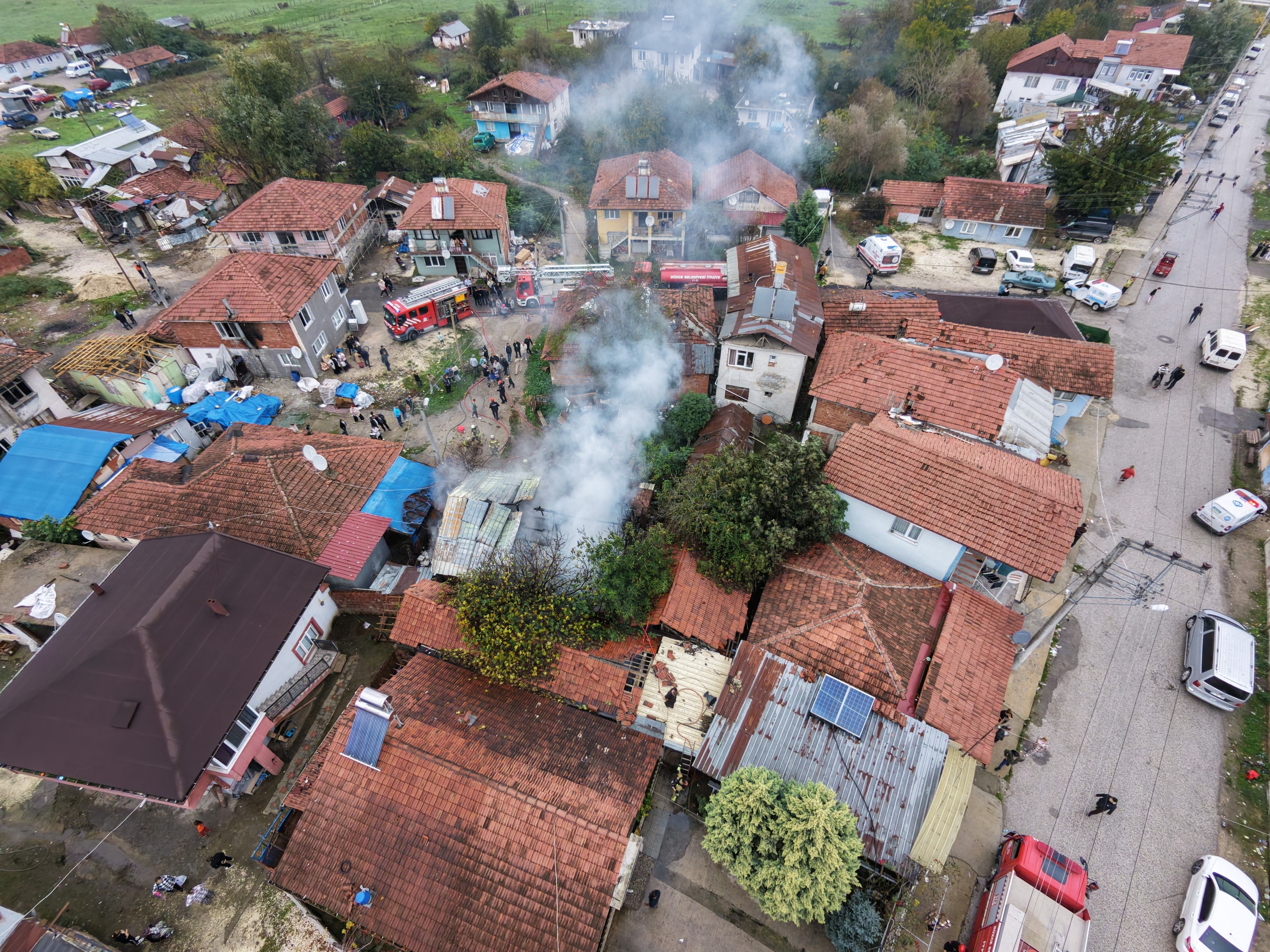 Düzce'de tek katlı ev yandı