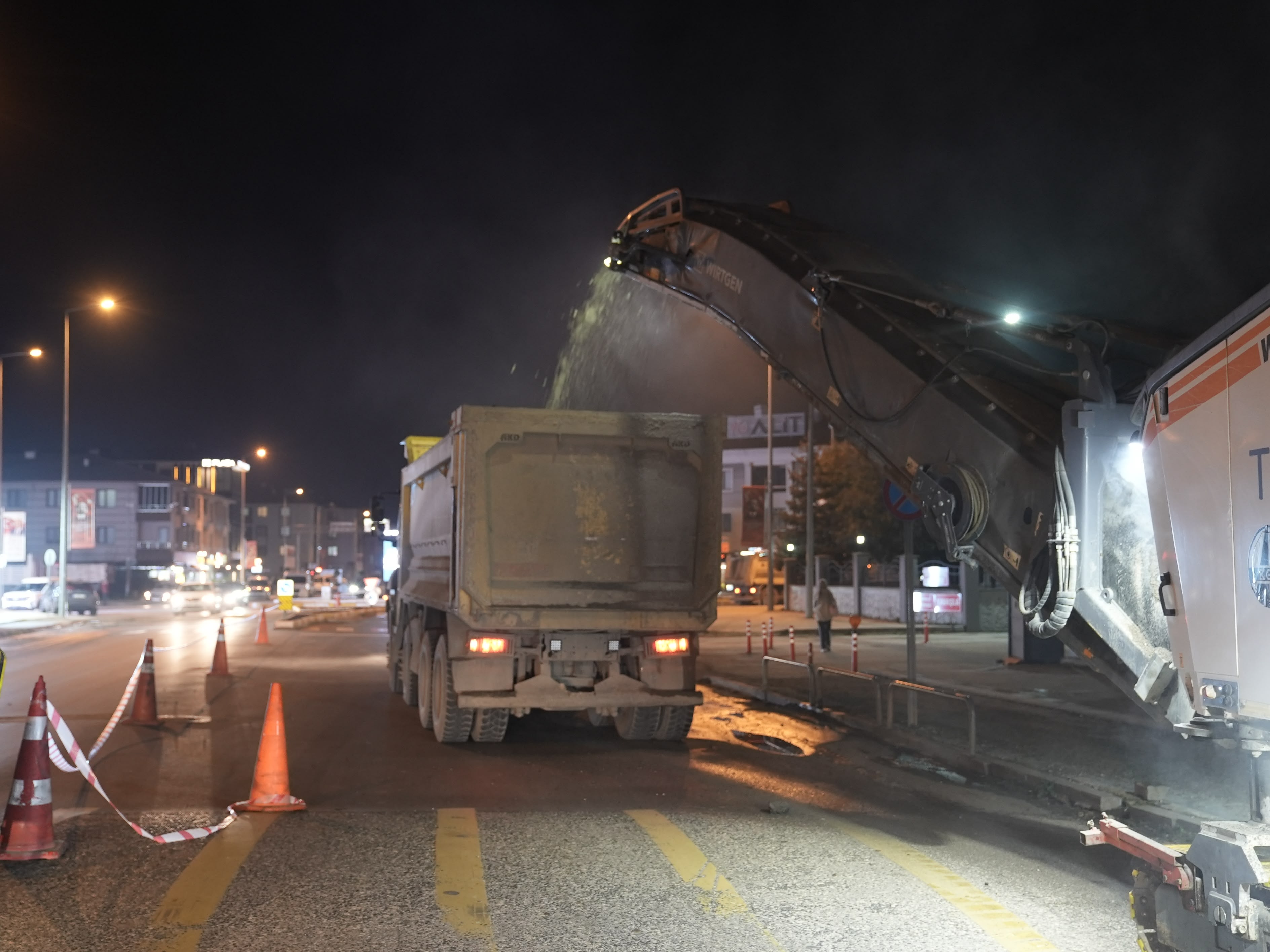 Emniyet Kavşağı’nda Asfalt Çalışması Başladı: Trafik Tek Şeritten Sağlanacak